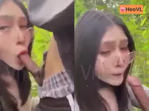 đi dã ngoại tiện địt em gái ở trong rừng
