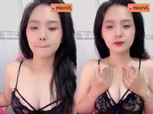 Nhân tình răng khểnh khoe dương vật tròn trắng