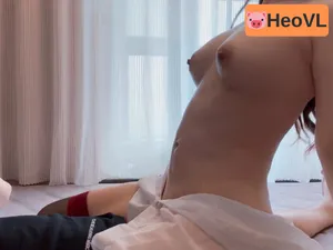 Xoạc ghệ trung vú trắng tròn