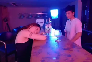 Anh bartender quán rượu đưa em khách cậu bé say xỉn về nhà rồi tranh thủ …