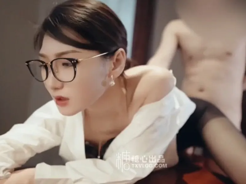 Vào phòng riêng được sếp nữ nứng lồn bú chuối cho