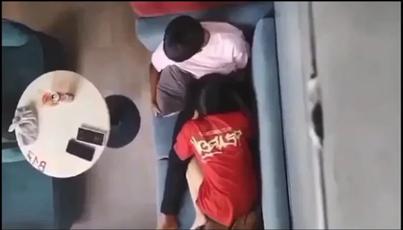 Quay lén người yêu bú bú cho tình nhân nơi công cộng